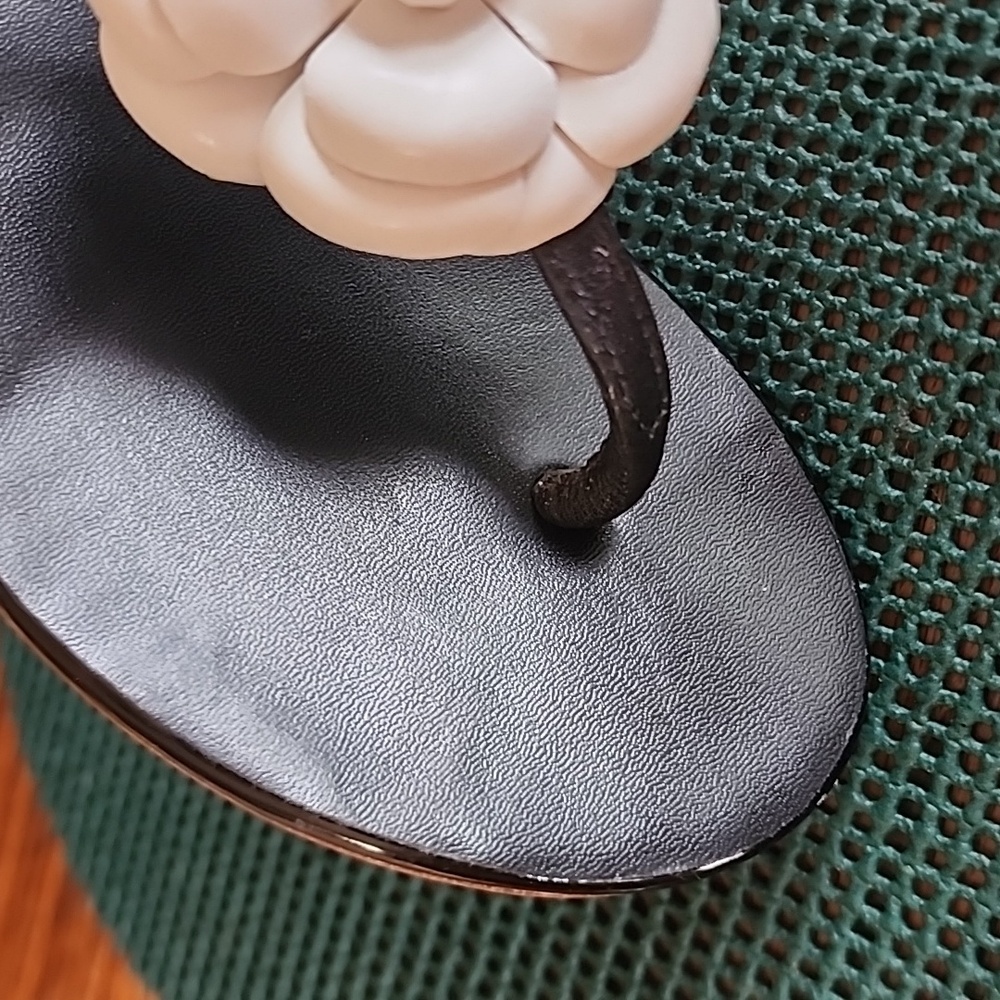 Beautiful black and white Sandals  with Camilla flower design - Picture 4 of 13